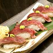 和牛を軽く炙った「たたき」を、スライスして握りに。ほどよい厚みのお肉とシャリのバランスが絶妙です。