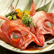 注文が入ってから料理長が腕を奮う『煮魚』は、その日の素材によって、「かぶと」「一尾まるごと」「切身」と姿も変わります。