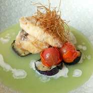 旬の食材でつくる『竜田揚げ』は、その日にもっとも良い食材を使用しています。今回は、甘鯛にトマトやナスを添え、枝豆ベースのさっぱりとしたソースで仕上げました。暑い季節におすすめの一皿です。