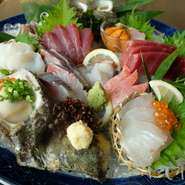 築地市場へ出向いて厳選した鮮魚は、少しでも鮮度の良い状態で召し上がっていただきたいので、ご注文いただいてからさばいています。新鮮だからこそ味わえる旨みや食感をご堪能ください。