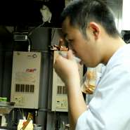 都会の喧騒を忘れるような、落ち着きのある和の空間でお迎えいたします。またお料理についても、食材選びから妥協をしません。ゆったりと心やすらぐひとときをお過ごしください。