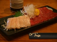 霜フリ馬刺とタテガミ盛り