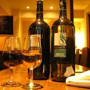 イタリアワインがグラス100円！
500円ワインも種類増！グラスからボルゲリなどまで幅広く。
イタリア人から仕入れる品など、安いけど美味いイタリアワインたち！
相模大野イタリアンにぜひ！
