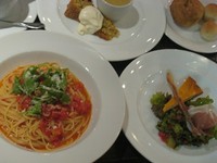 パスタ中心の1000円ランチ。サラダとパン、コーヒーが付きます。＋200円でデザート付き！