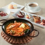 １人前からご用意できる平日限定のお得なメニュー
フィデワデガンディア（パスタパエリア）含む５種類のパエリアから選べます！

生ハムのサラダ＋前菜4種＋選べるパエリア
デザート＋コーヒーor紅茶