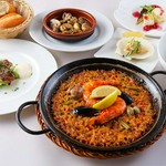 さまざまな受賞履歴のあるパエリアがランチ限定のコースで召し上がれます！