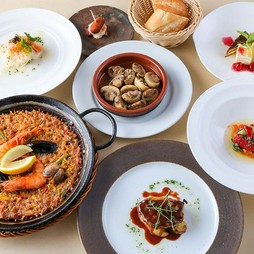 さまざまな受賞履歴のあるパエリアがランチ限定のコースで召し上がれます！