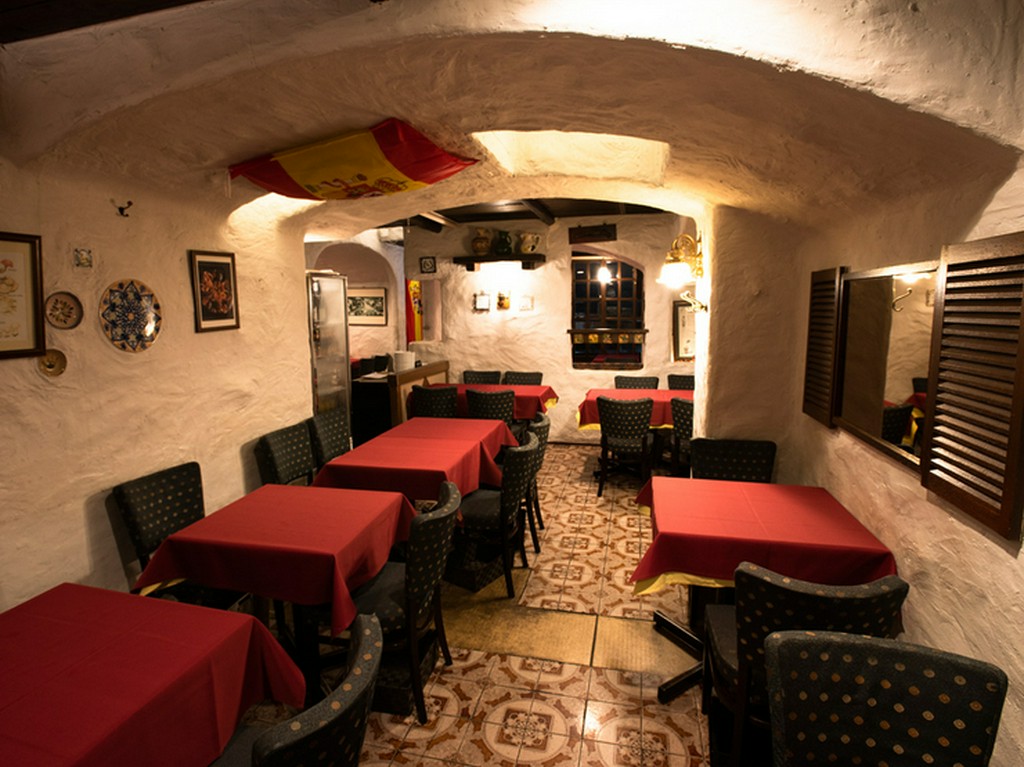 スペイン風白壁の店内でごゆるりと