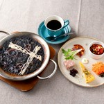 一名様分のランチセットです。
◆前菜
◆イカスミのパエリア
◆ソフトドリンク
・コーヒー(ホット/アイス)
・紅茶(ホット/アイス)
・オレンジジュース
・アップルジュース
・ジャスミン茶