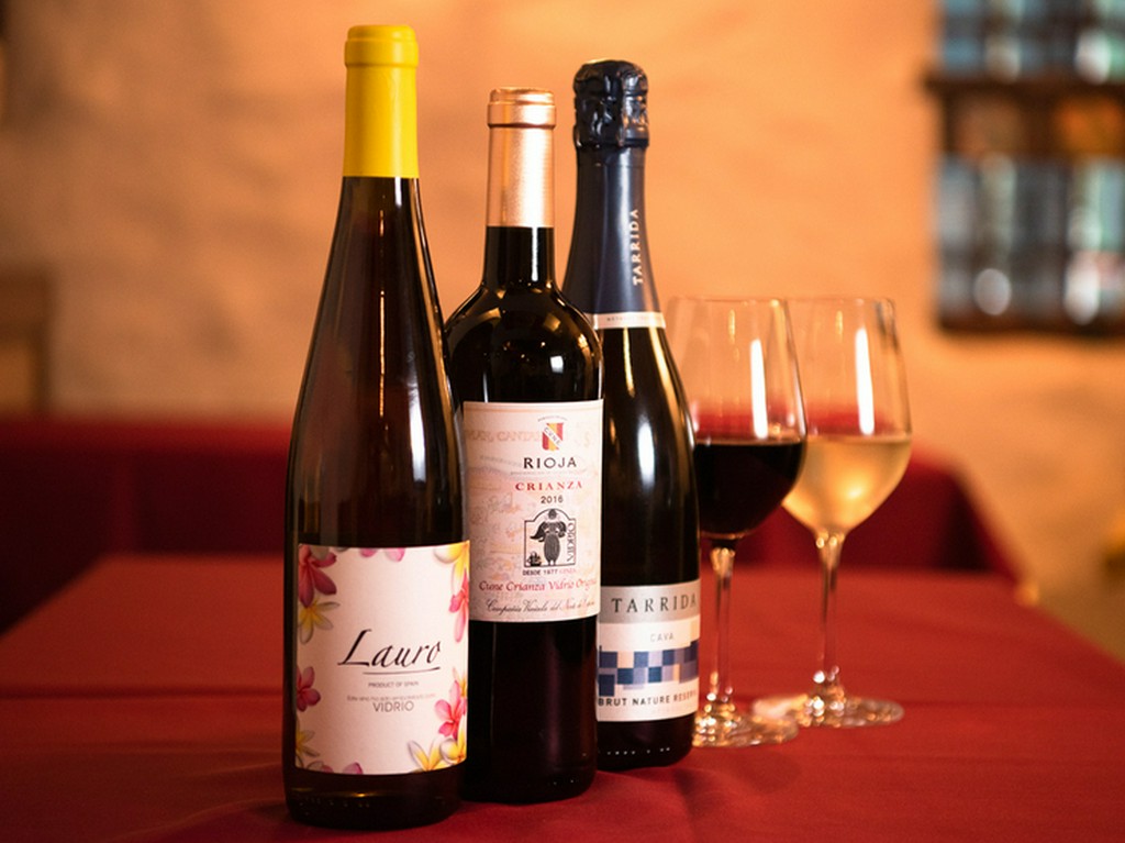 現地ワイナリーを訪れ厳選した本場スペインのハウスワイン