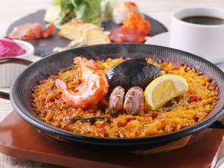 東京パエリアコンクール優勝経験を持つ絶品『魚介のパエリア』