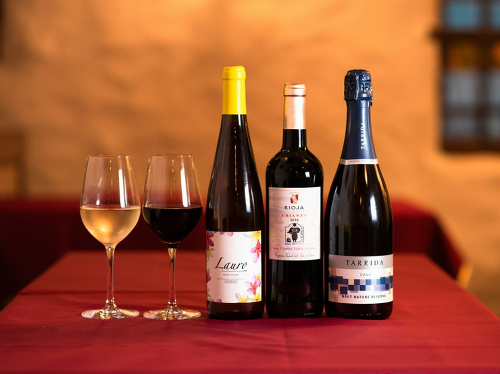 現地ワイナリーを訪れ厳選した本場スペインワイン