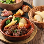 香味野菜と赤ワインをベースにした秘伝のデミグラスソースで、
厳選した牛バラ肉を煮込みました。
◎前菜盛合せ＋ビーフシチュー＋バケット＋セットドリンク