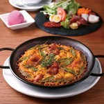 2016年の国際大会入賞パエリア。
バレンシアは山地のため、具材に山の幸である鶏肉や兎肉などを使用しています。
【平日のみ】前菜盛合せ＋パエリア＋セットドリンク