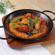 スペインバレンシア地方スエカ村に代々伝わるパエリアで肉と豆で堅めに仕上げた
玄人好みのパエリアです。