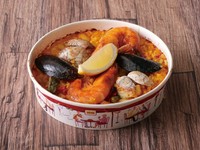 不動の人気ナンバー1。魚介の旨みが詰まった定番のパエリアです。