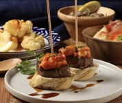 牛フィレと雲丹のピンチョス