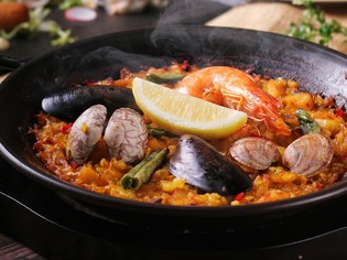 国際コンクールにて優勝経験を持つ、絶品『魚介のパエリア』