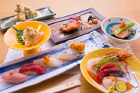 北海道をはじめ、瀬戸内や九州から旬の鮮魚を直送。前菜や刺身、季節料理、焼物、寿司等、全8品のコース。