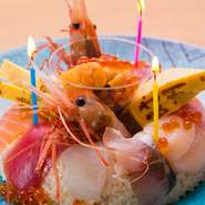白身やトロ、赤身、サーモン、サバ、ホタテなど旬の魚介を8～9種使った贅を極めた創作寿司。当日予約も可。