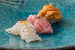 熟練の腕で握る、旬の魚を使った寿司