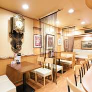 本格珈琲をいい雰囲気で味わって頂くことをコンセプトに作られた店内。柔らかな照明の明かりや心安らぐしっとりとしたJAZZがいつもの一杯のコーヒーを格段にグレードアップさせてくれます。