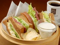 写真はエッグとラミビーフのコンビサンド。具材は選べます。各種プリン、ポテトチップス付き。