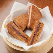 黒糖パンにバターと小倉あんをサンドしてトーストした名古屋ならではの一品。甘さと塩味がベストマッチング