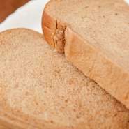 たくさんの試食をし、辿り着いた究極の黒糖パンは、キメが細かくコクが強いのが最大の特徴。これぞ黒糖！という風味ながら合わせる食材の妨げにならないという絶品具合に、パン好きもうなるはずです。