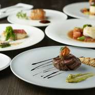 30階の景色を眺めながらお料理を堪能した後は…デザートにチョコレートでメッセージをお入れし、更にその場で直ぐお渡しできるフォトサービスも！　皆様の素敵な思い出作りのお手伝いをさせていただきます。