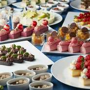 ご好評頂いているデザートブッフェ。その場でシェフが取り分け仕上げる季節のパフォーマンスデザートは必見です。30階からの絶景と共に、あなたの大切なお時間を、心ゆくまでお過ごしください