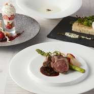 Appetizer：栗ときのこのパンケーキ スモーククリームと共に／本日の前菜3点盛り／他
Soup:かぼちゃのポタージュ/他
Main Dish：本日の肉料理／本日の魚料理／他
Dessert:ブュッフェボードよりお好みで