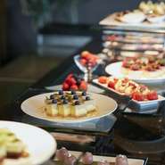 Appetizer：栗ときのこのパンケーキ スモーククリームと共に／本日の前菜3点盛り／他
Soup:かぼちゃのポタージュ/他
Main Dish：本日の肉料理／本日の魚料理／他
Dessert:ブュッフェボードよりお好みで