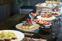 Appetizer：栗ときのこのパンケーキ スモーククリームと共に／本日の前菜3点盛り／他
Soup:かぼちゃのポタージュ/他
Main Dish：本日の肉料理／本日の魚料理／他
Dessert:ブュッフェボードよりお好みで