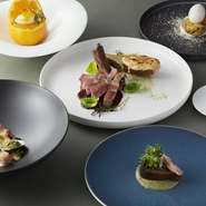 食のトレンド東京に集まる旬の素材を用い、フレンチの本質を忘れず巧みにアレンジされたオリジナルコース6皿を堪能できる。
詳細に関しては、コースからご確認下さい！