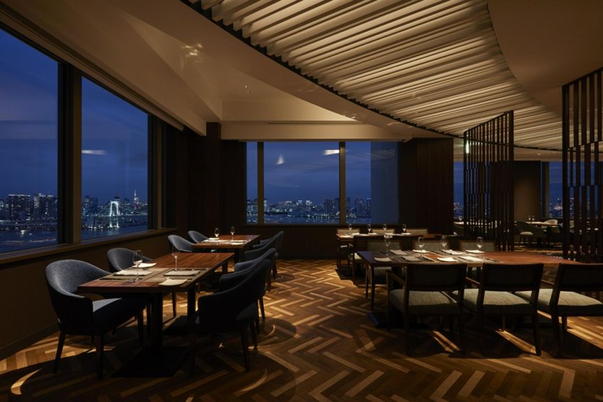 夜景に包まれるテーブル席