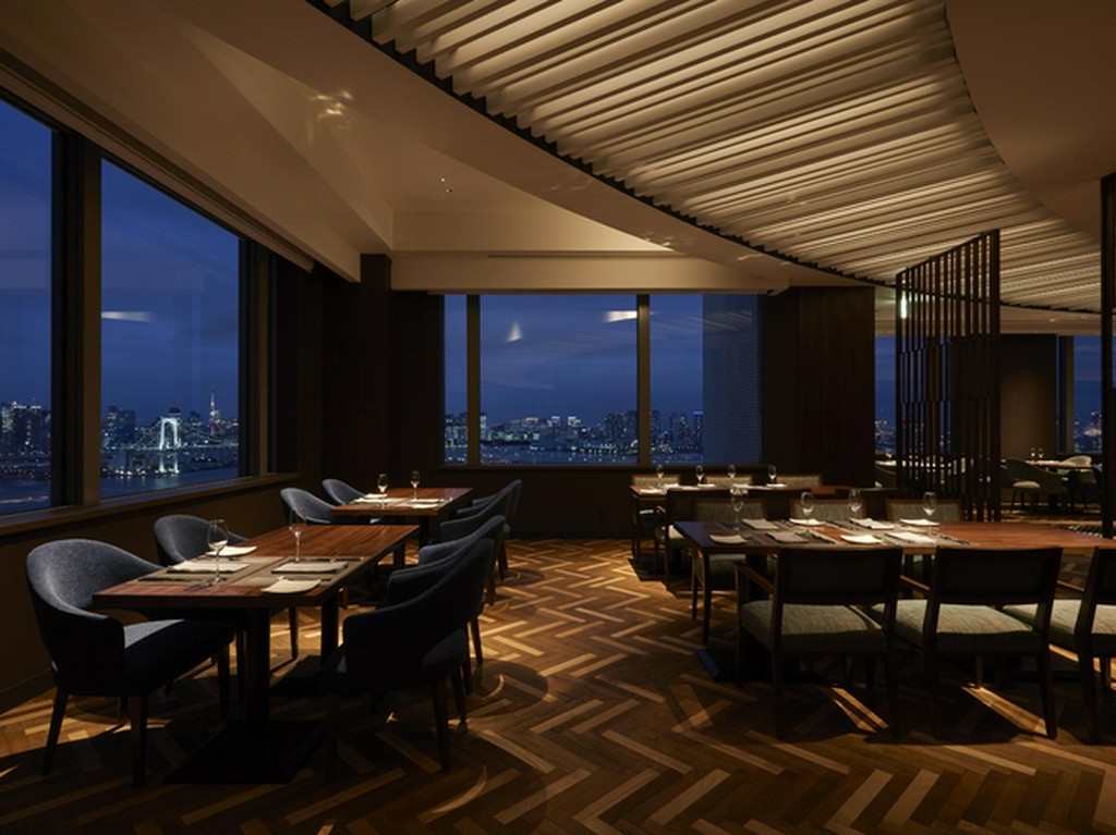 夜景に包まれるテーブル席