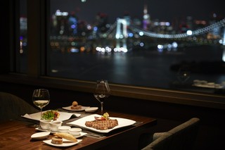 お二人で夜景を眺められるテーブル席