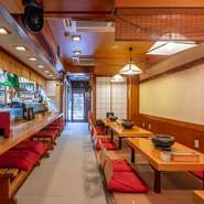 一人カウンターで高知の地酒と肴で、一杯飲むも良し。