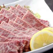 厳選した土佐和牛は炭火で焼いたら最高の美味しさ！