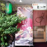 お座敷や堀りごたつなど和の雰囲気漂うお店は、4～5名での個室や最大40名様までの宴会などにぴったりです。少人数から様々な場面に応えることができます。