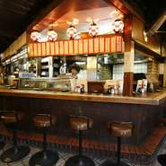 昔ながらの、人気のカウンター席は味がある。