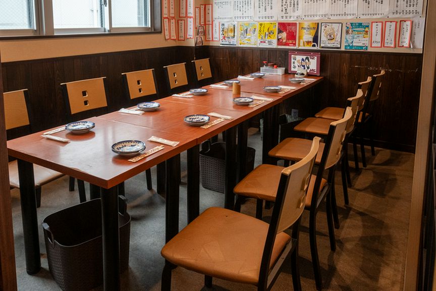 大人数での飲み会にも、テーブル席も充実しております。