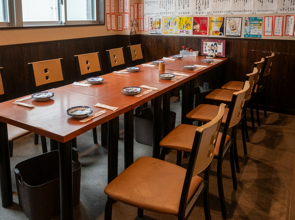 大人数での飲み会にも、テーブル席も充実しております。