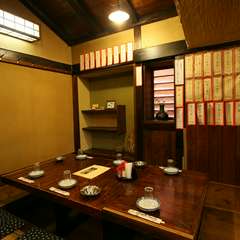 広々としたテーブル席、大小ご宴会を…。