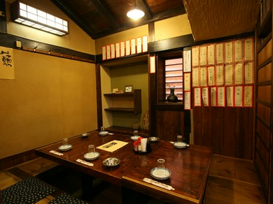 広々としたテーブル席、大小ご宴会を…。