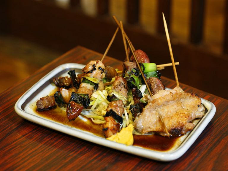 創業当時から変わらぬ秘伝のタレと味、人気の串焼盛合せ♪