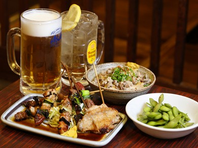 愛嬌たっぷりの笑顔に人が集まる酒場でビール片手にまずは乾杯！