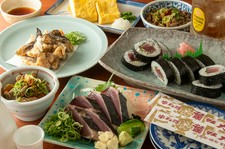 葉牡丹自慢のかつおのタタキと逸品が堪能できる2時間飲み放題がついたボリューム満点コースです。