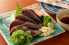 葉牡丹自慢の鰹タタキと逸品が堪能できるボリューム満点コースです。+2000円で２時間飲み放題にできます。
